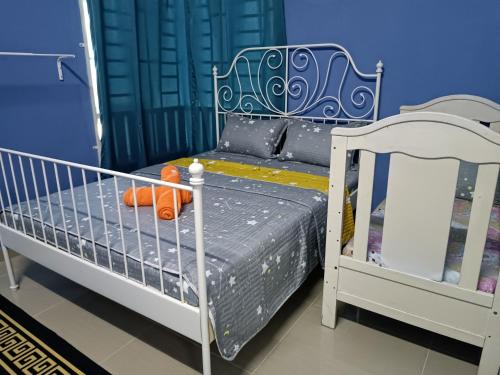 En eller flere senge i et værelse på Rumah Singgah Homestay