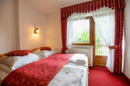 ビャウカにあるPod Tatrami 2 - świetna lokalizacja, blisko największych atrakcji oraz restauracjiのベッドルーム1室(ベッド2台、窓付)