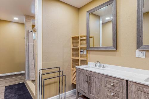 uma casa de banho com um lavatório e um espelho em Quaint and Quiet em Santa Clarita