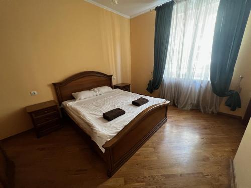 ein Schlafzimmer mit einem Bett mit zwei Kissen darauf in der Unterkunft Central House in Lwiw