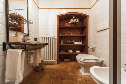 un baño con inodoro y lavabo en Villa San Giglio - Homelike Villas, en Foligno
