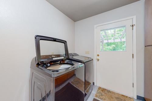 La salle de bains est pourvue d'un miroir et d'un lavabo. dans l'établissement Del Ray Retreat, à Stevenson