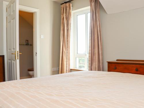 - une chambre avec un lit et une fenêtre dans l'établissement No 1 Mariner's Court, à Rosslare