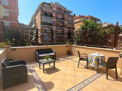 un patio con sedie e un tavolo sul balcone. di Pit stop Ciampino Station a Ciampino