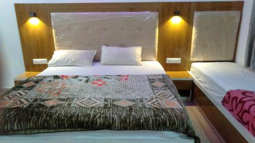 um quarto com uma cama grande com em SHREE ATITHI HIGHWAY HOTEL em Ābu Road