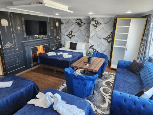 un soggiorno con divani blu e camino di Lara Suits & Hotel a Istanbul