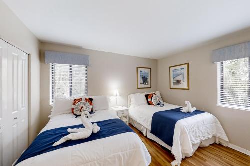 Postel nebo postele na pokoji v ubytování Beach Wood Wonder with pool access - walk to ocean