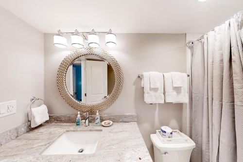 Koupelna v ubytování Beach Wood Wonder with pool access - walk to ocean