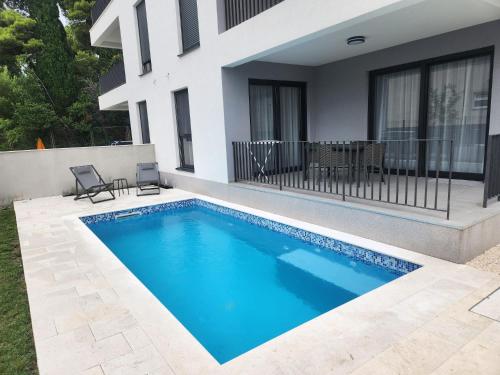 una piscina frente a una casa en Time&Joy apartment with private pool en Kaštela
