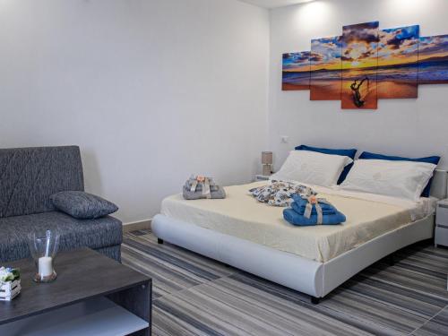 sypialnia z łóżkiem i kanapą w obiekcie barracudasuite w mieście Ischia