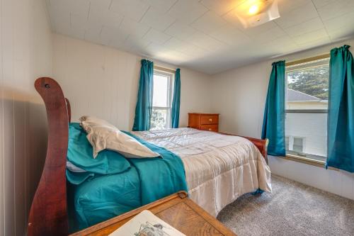 um quarto com uma cama, uma mesa e uma janela em Cozy Iowa Getaway with Patio and Fenced-In Yard! em Dyersville