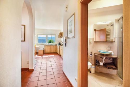 een badkamer met een wastafel en een toilet in een kamer bij Weingut Lieselehof Apt Aurora in Caldaro