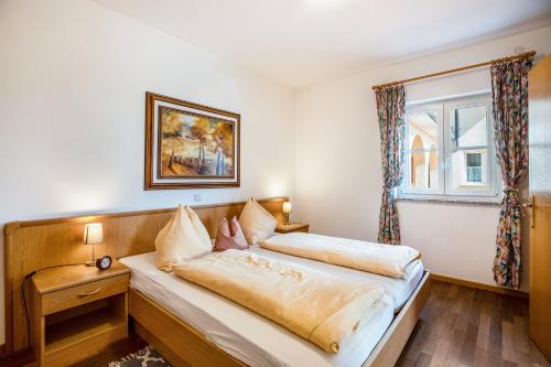 een slaapkamer met een bed en een raam bij Weingut Lieselehof Apt Aurora in Caldaro