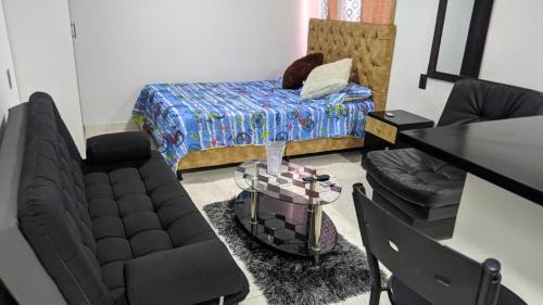 sala de estar con sofá y cama en Apartaestudio Centro De Pereira, en Pereira