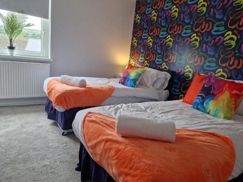 Giường trong phòng chung tại Cosy 2 Bedroom House in Merthyr Tydfil Near Bike Park Wales & Brecon Beacons National Park