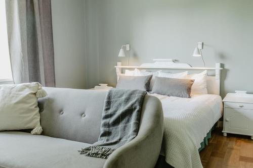 Tempat tidur dalam kamar di Slottsparken Motel