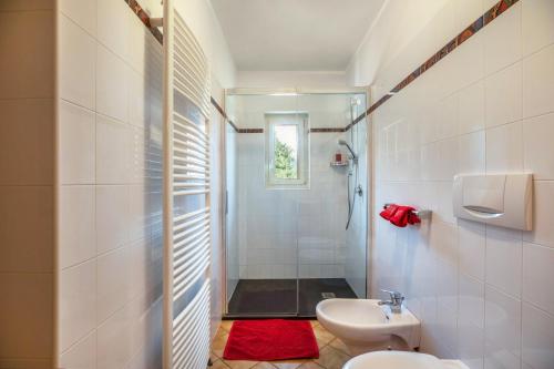 ein Badezimmer mit einem weißen WC und einem Waschbecken in der Unterkunft Weingut Lieselehof Apt Vitis in Kaltern