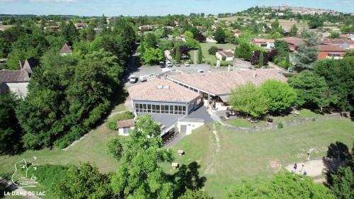 an aerial view of a large house with a yard at Hotel Restaurant La Dame du Lac in Monflanquin