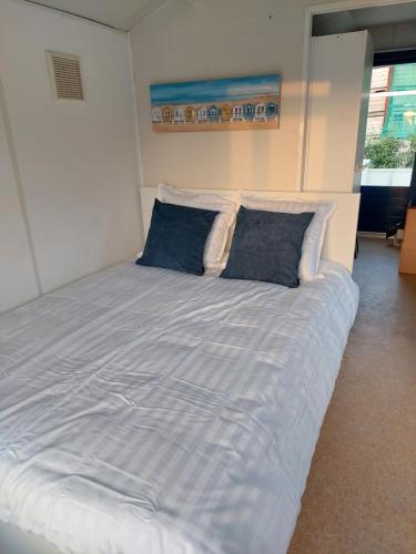 Postel nebo postele na pokoji v ubytování Voormalig strandhuisje in boomgaard in Hengstdijk