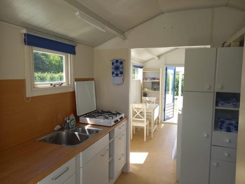 Kuchyň nebo kuchyňský kout v ubytování Voormalig strandhuisje in boomgaard in Hengstdijk