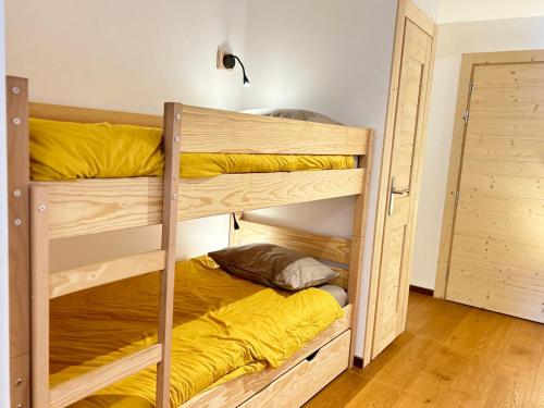 เตียงในห้องที่ Studio neuf au cœur des Gets avec SPA, proche des pistes, parking et wifi inclus - FR-1-623-34