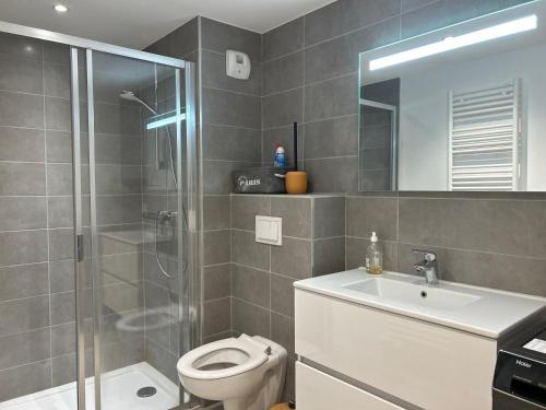 ein Bad mit einer Dusche, einem WC und einem Waschbecken in der Unterkunft Studio Les Gets, 1 pièce, 4 personnes - FR-1-623-34 in Les Gets