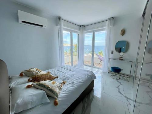 una camera da letto con un grande letto con una grande finestra di Beach front, Superbe appartement pour 4 personnes a Nizza