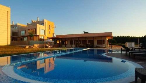 una gran piscina frente a una casa en Seagarden Villa Resort / Villa Dimar 2C, en Lozenets