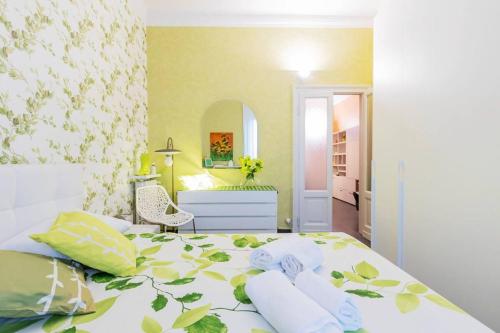 um quarto com uma cama com folhas verdes em [IHost Apartment] - Bassini 46 em Milão