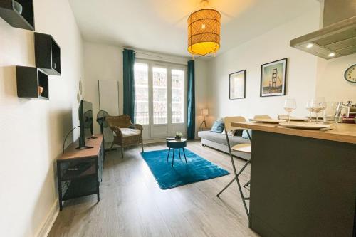 une pièce avec une cuisine et un salon dans l'établissement #D5 Blue Lagoon T3 Sleeps 6 Caserne de Bonne, à Grenoble
