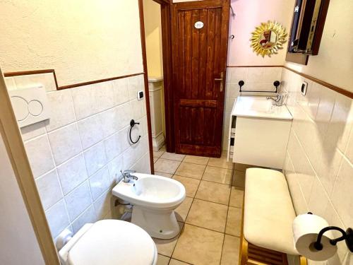 カポリーヴェリにあるAppartamento L'Oleandroの小さなバスルーム(トイレ、シンク付)