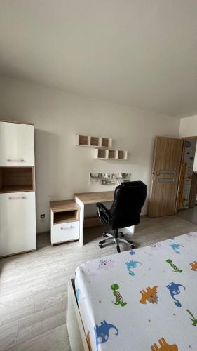 um quarto com uma cama, uma secretária e uma cadeira em flat 6A em Gorzów Wielkopolski