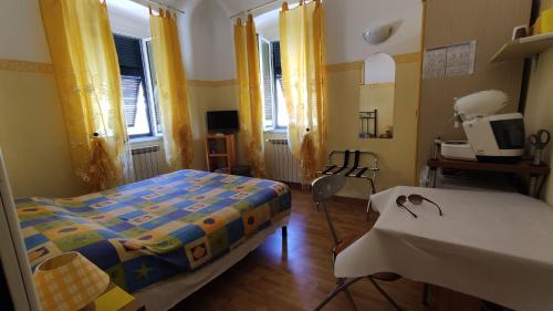 um quarto com uma cama e uma secretária com um computador em Affittacamere "In Piazzetta da Vasco" em Lerici