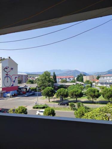 ventana con vistas a la calle y al edificio en Nikolaj en Podgorica