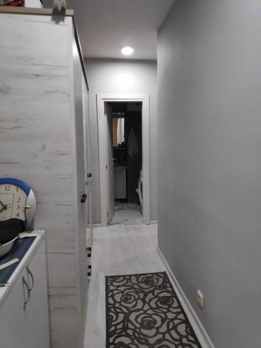 un pasillo con una puerta que conduce a un baño en Nikolaj en Podgorica