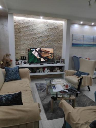 Sala de estar con 2 sofás y mesa en Nikolaj en Podgorica