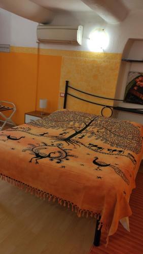 un letto in una stanza con una coperta sopra di Affittacamere "In Piazzetta da Vasco" a Lerici