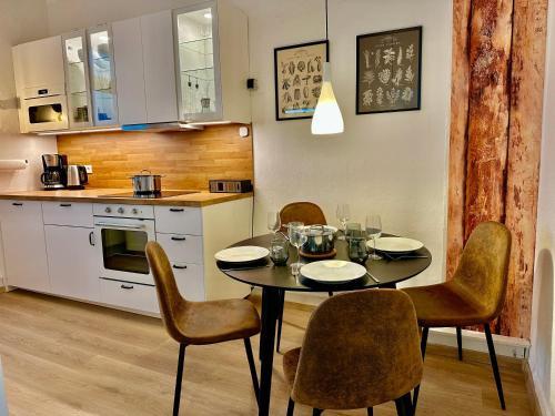 a kitchen with a table and chairs in a kitchen at Stylish im Altbau, Netflix, Sonos, nahe 3M und Vorwerk in Wuppertal