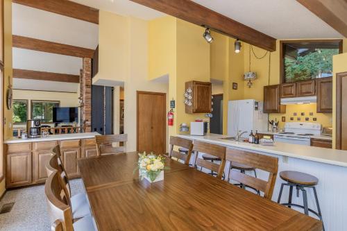 Dapur atau dapur kecil di All About the Lake by NW Comfy Cabins