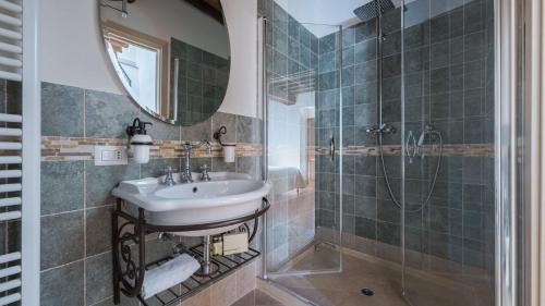 ein Bad mit einem Waschbecken und einer Dusche in der Unterkunft Villa Fraiano in Palaia