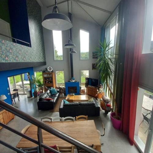 un salon avec des canapés, une table et des chaises dans l'établissement Splendide villa d architecte ; massif du pilat, à Planfoy