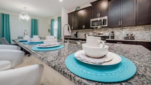 - une cuisine avec un comptoir avec des bols et des assiettes dans l'établissement Luxury 6 Bedroom Vacation Home, à Davenport