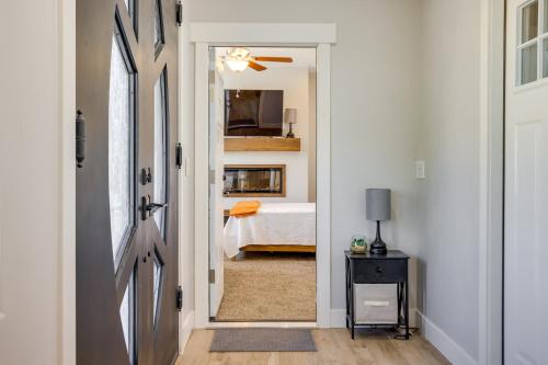 Katil atau katil-katil dalam bilik di Toquerville Cottage Near Parks and Reservoirs!