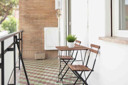 Vatican Suite Apartament Romaにあるバルコニーまたはテラス