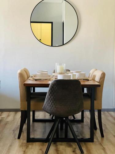 ウィントフークにあるMerensky Tower Apartmentのダイニングルーム(鏡、椅子付)