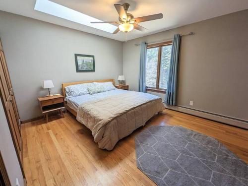 - une chambre avec un lit et un ventilateur de plafond dans l'établissement Secluded Oasis on Acadia's Quietside - Pets OK!, à Southwest Harbor