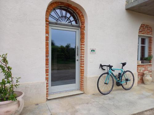 una bicicletta parcheggiata davanti a una porta di Bed and Breakfast Caplin a Mondovì