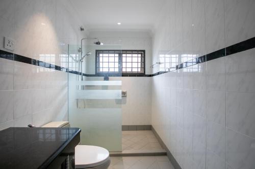 a bathroom with a glass shower and a toilet at Kontor Mansion - 3 mins to Teluk Chempedak Beach & Private Pool in Kuantan
