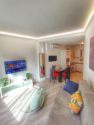 un salon avec un canapé et une table dans l'établissement Foras Urban Living à 2 pas du festival, à Cannes