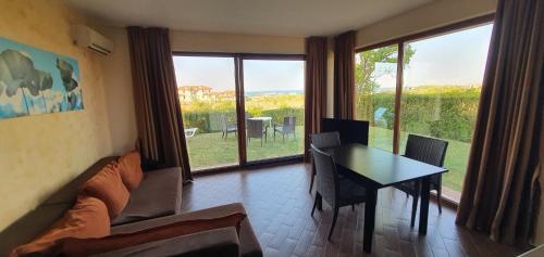 een woonkamer met een bank en een tafel met uitzicht bij Villa Una 7A in Lozenets